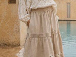Lång kjol med volanger och broderade detaljer beige