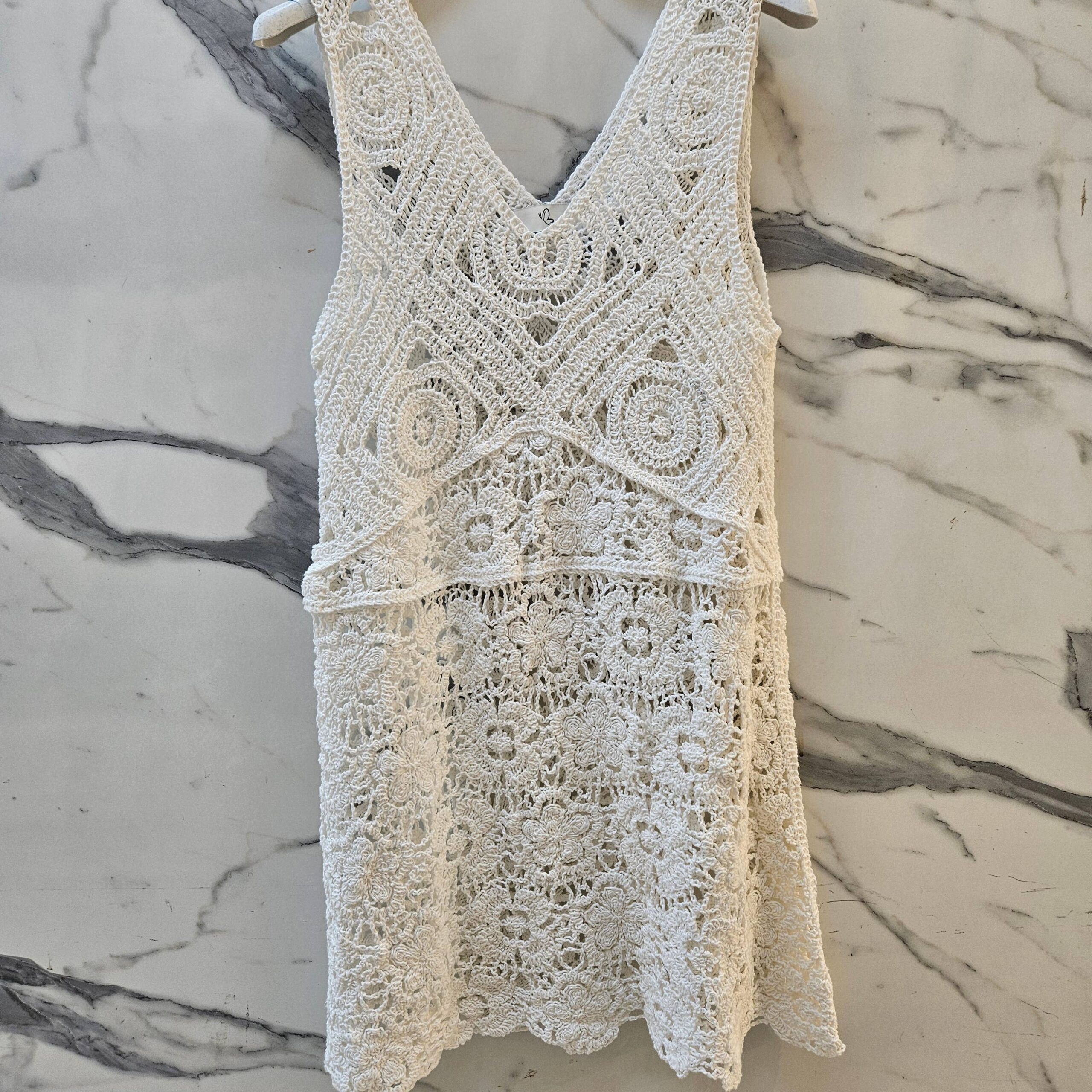 Kort virkad klänning med öppet mönster beige - Bild 2